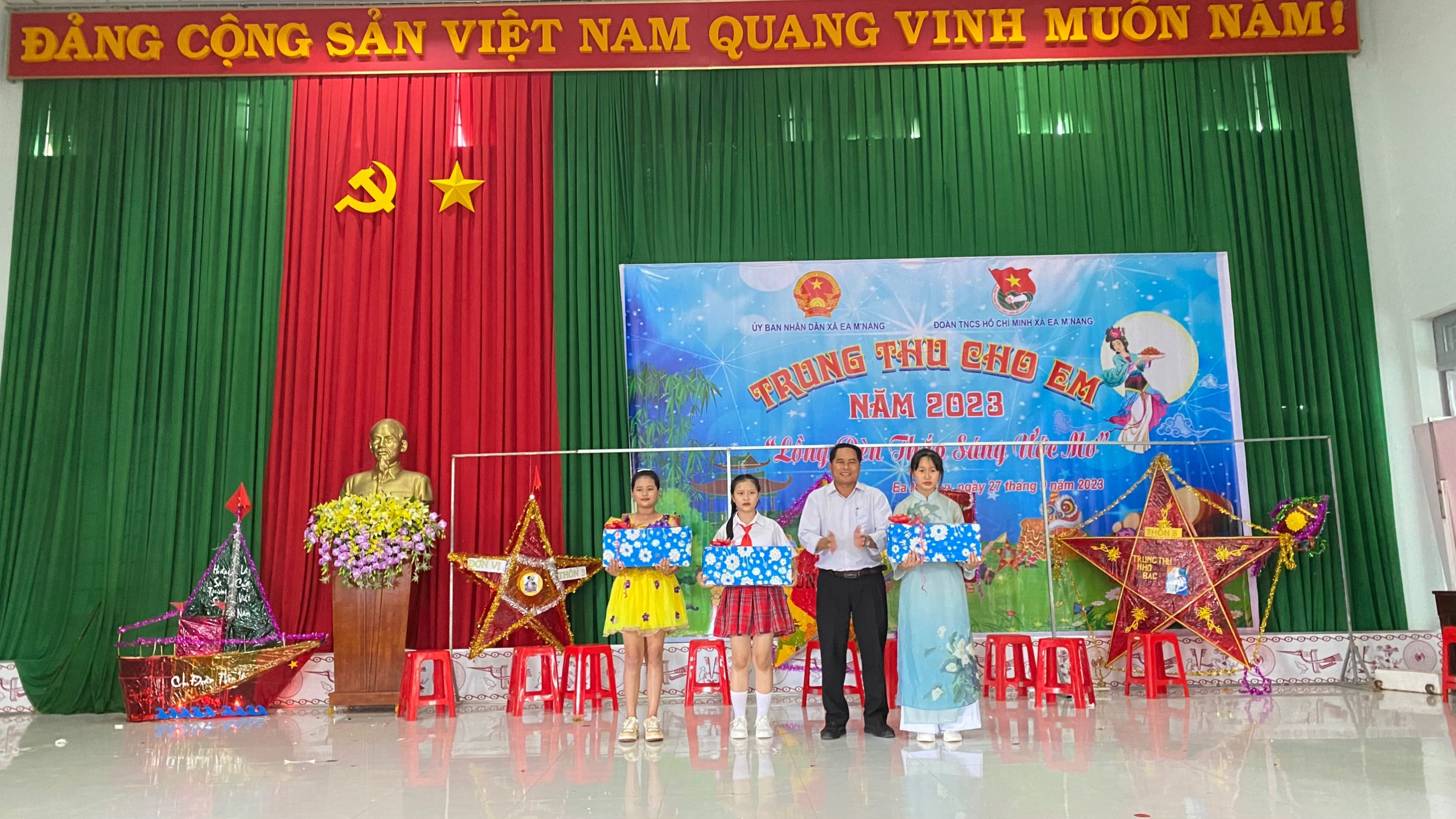 Tặng quà văn nghệ